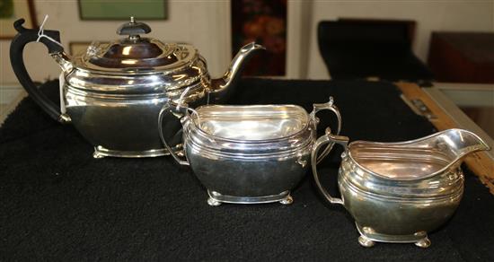 George V silver three-piece tea service, Sheffield 1920, Harrison Bros & Howson